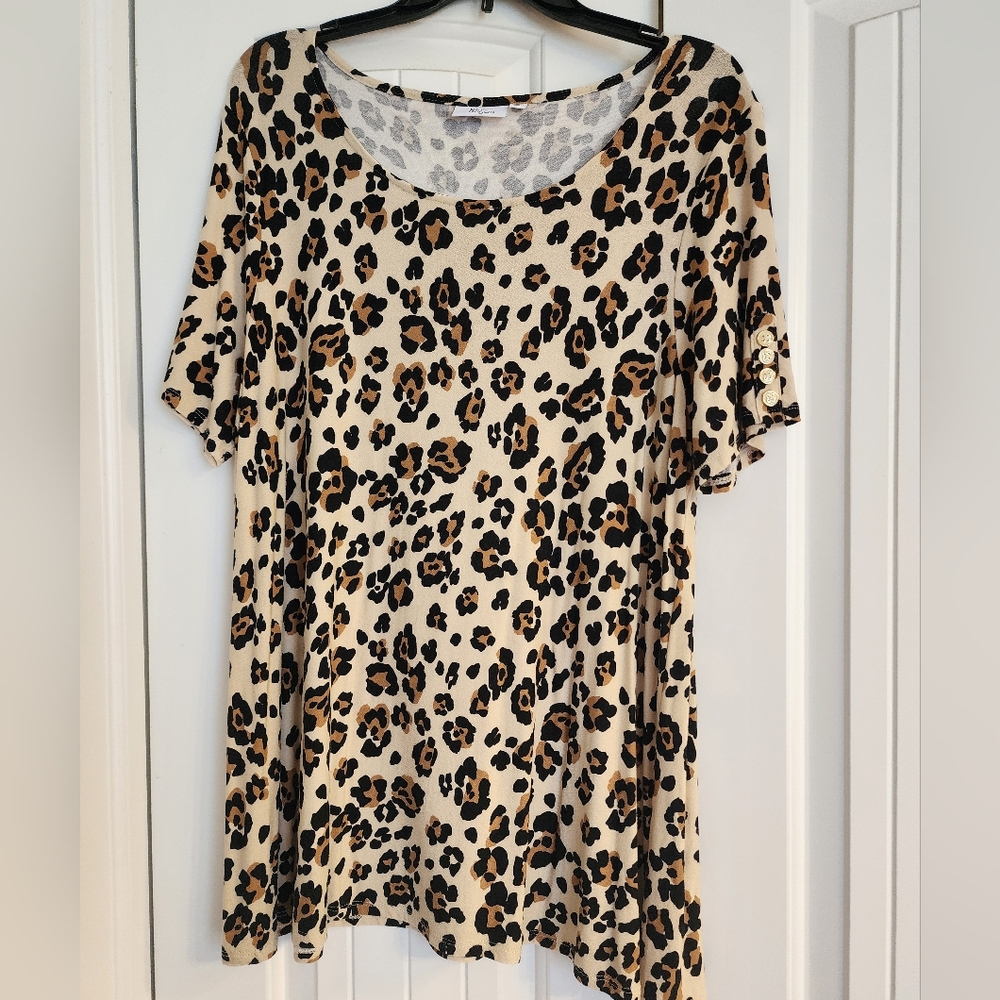 LIKE NEW Kim Rogers Short Sleeve Animal Print Tunic Top